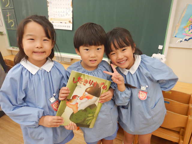 絵本をもつ子ども