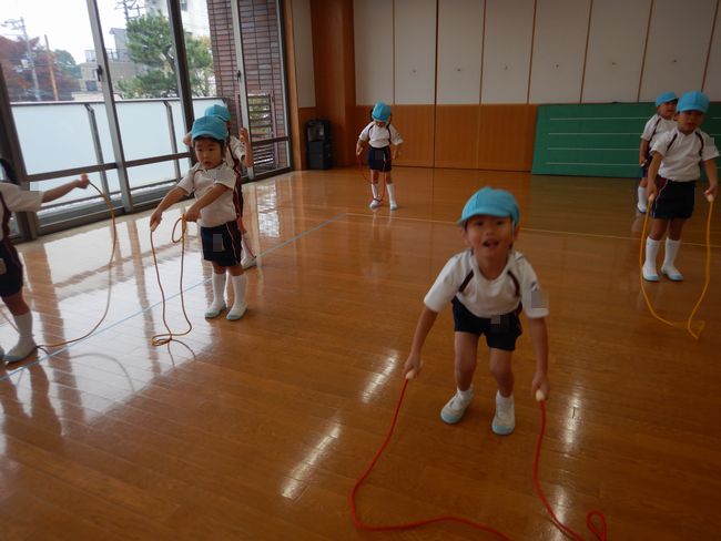 縄跳びをする子ども達
