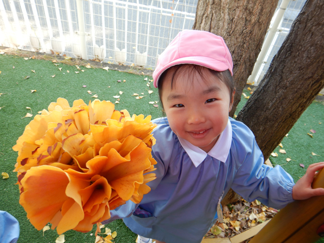 おちばを持つこども