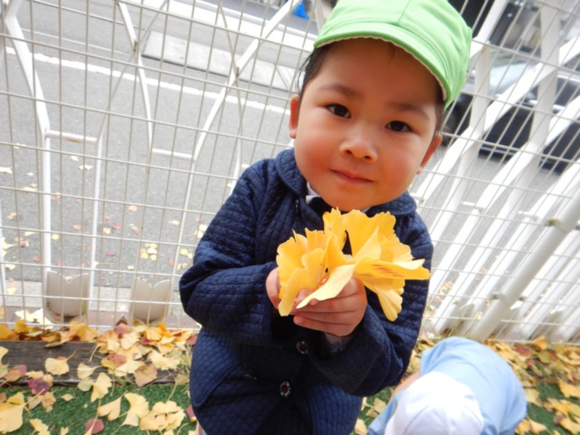 いちょう遊びする子ども達