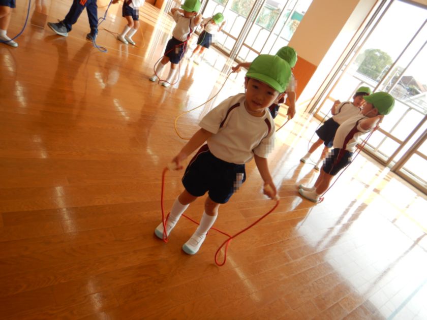 縄跳びする子ども達