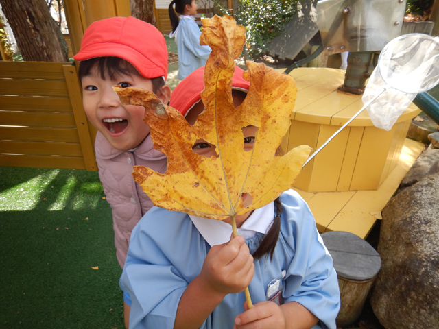 おちばを持つ子ども