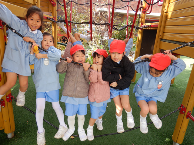 遊具で遊んでいる子ども