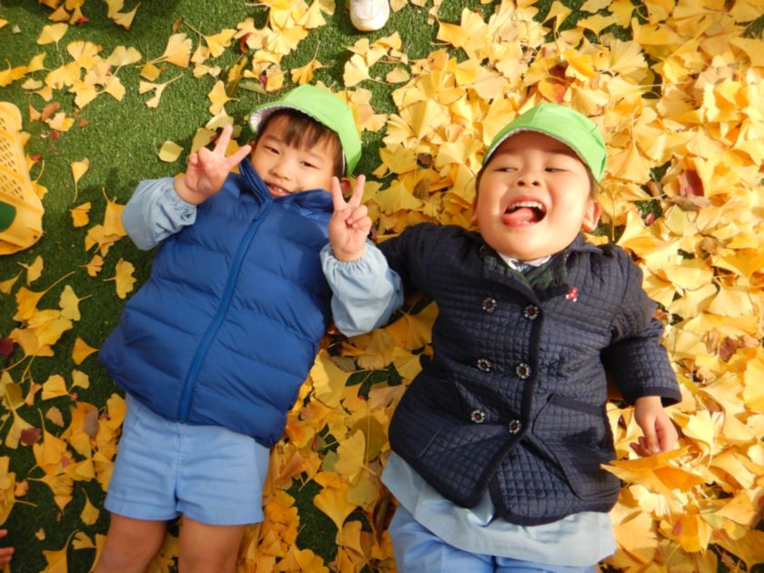 いちょう遊びする子ども達