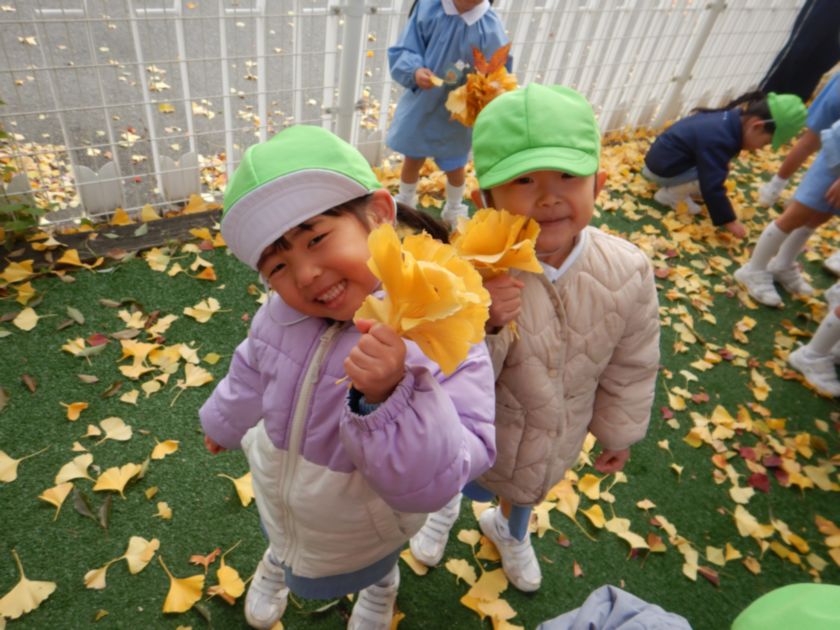 いちょう遊びする子ども達