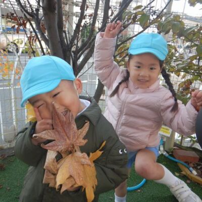 秋を楽しむ年少児