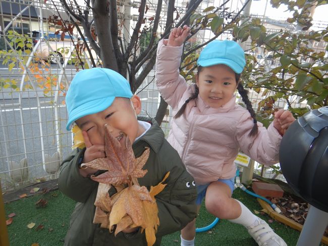 秋を楽しむ年少児