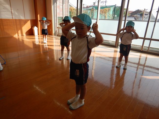 縄跳びする子ども達