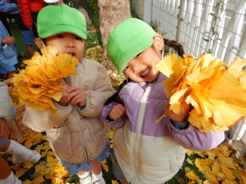 いちょう遊びする子ども達