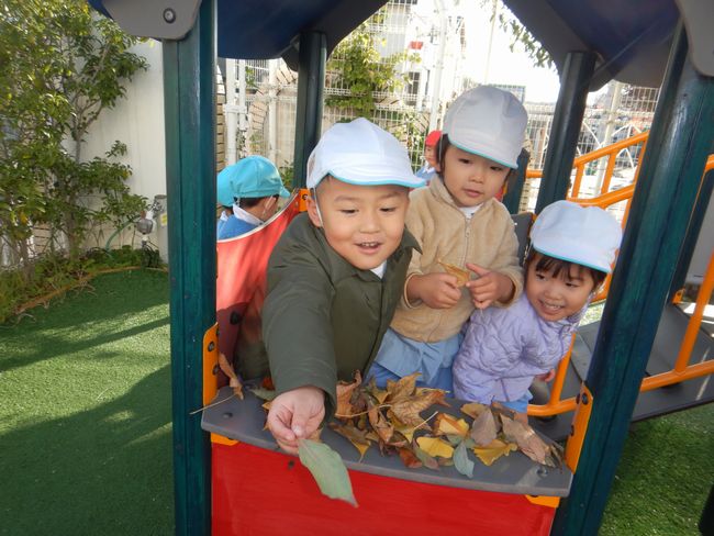 秋を楽しむ年少児