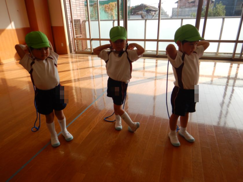 縄跳びする子ども達