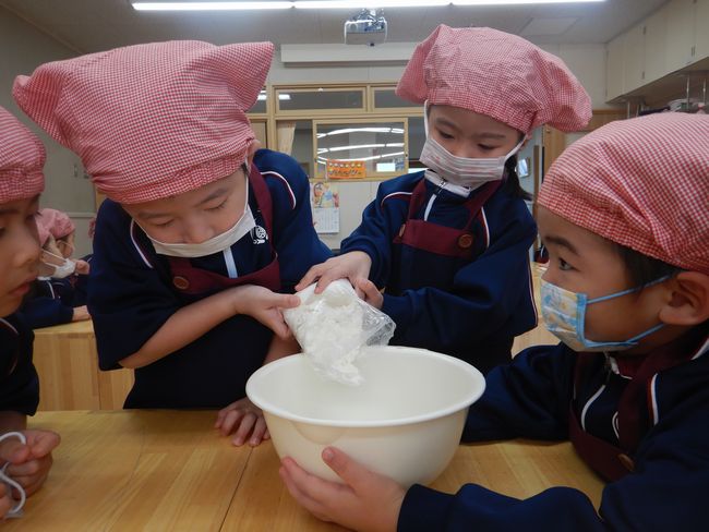 遠足ごっこを楽しむ園児