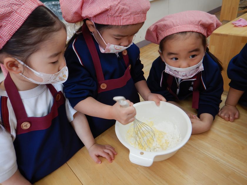 遠足ごっこを楽しむ園児