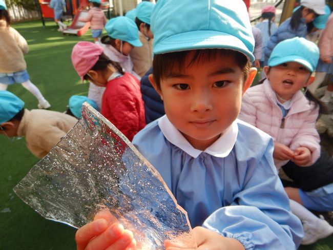 氷で遊ぶ園児