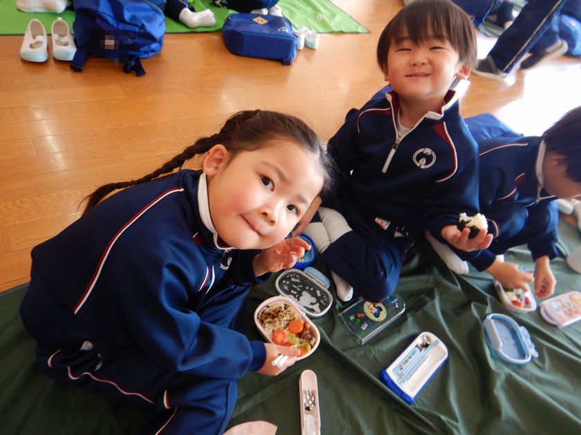 遠足ごっこを楽しむ園児