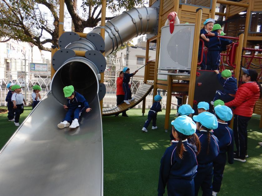 遠足ごっこを楽しむ園児