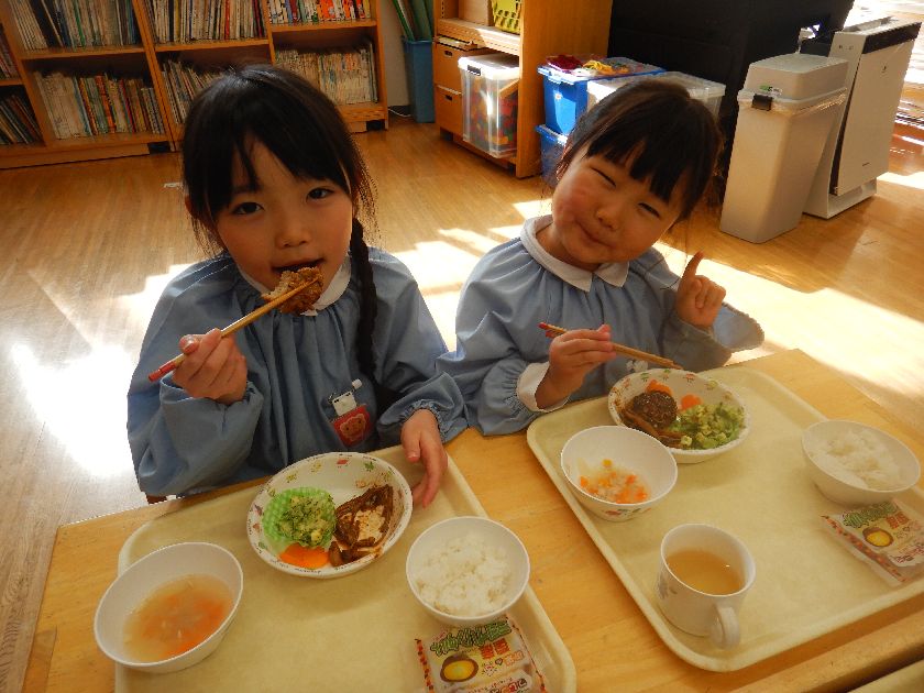 ハンバーグを食べる子ども