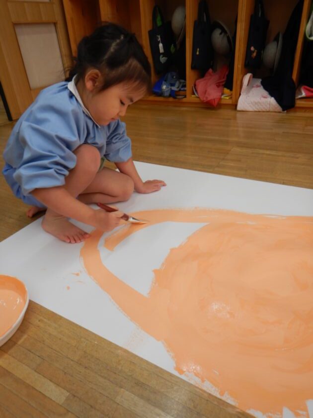 全紙に顔を描く子ども