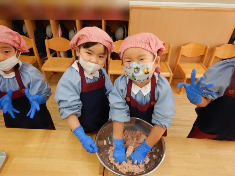 ハンバーグを作る子ども