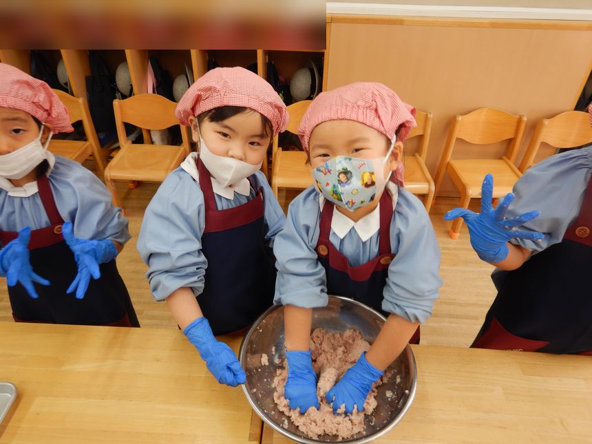 ハンバーグを作る子ども