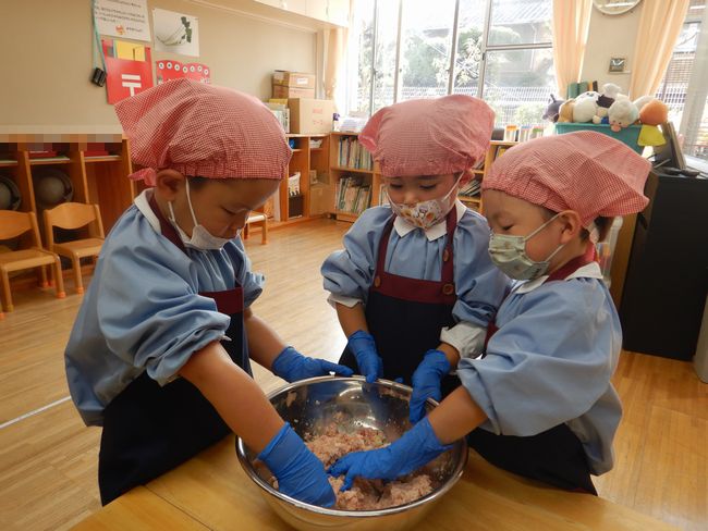 ハンバーグを作る子ども