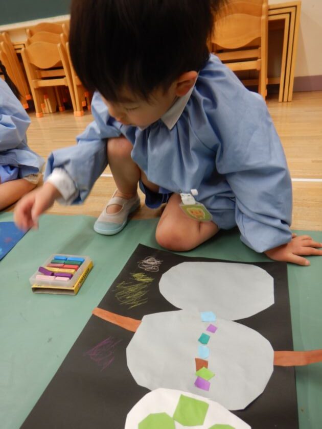 コンテで絵を書く子ども達