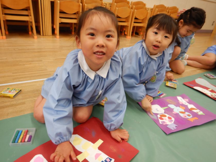 コンテで絵を書く子ども達