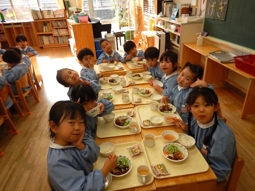 ハンバーグを食べる子ども
