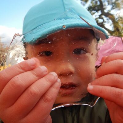 氷で遊ぶ園児