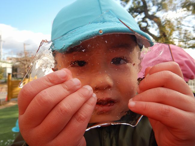 氷で遊ぶ園児