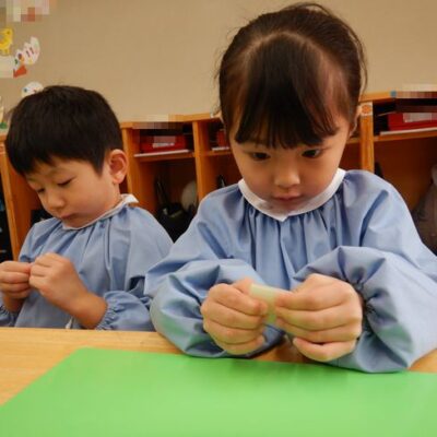 みつろう粘土を楽しむ年少児