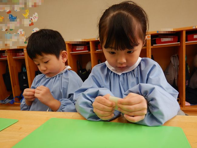 みつろう粘土を楽しむ年少児