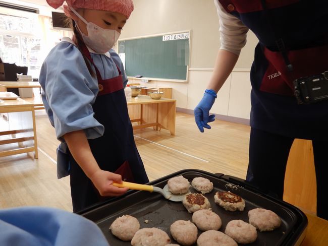 ハンバーグを作る子ども