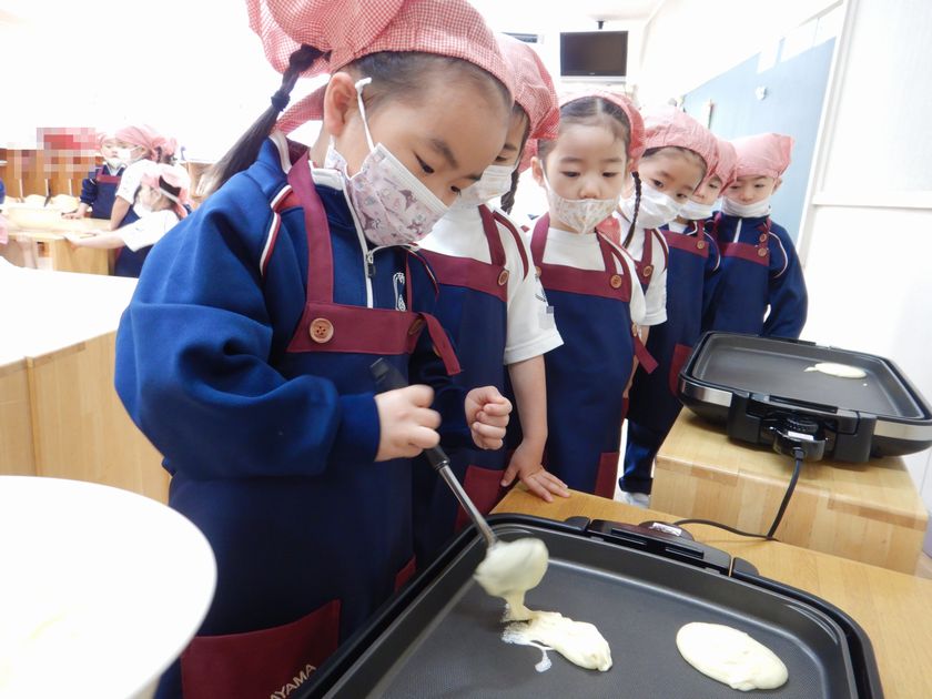 遠足ごっこを楽しむ園児