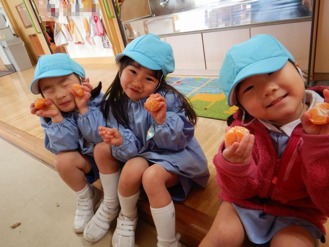みかんを食べる年少組