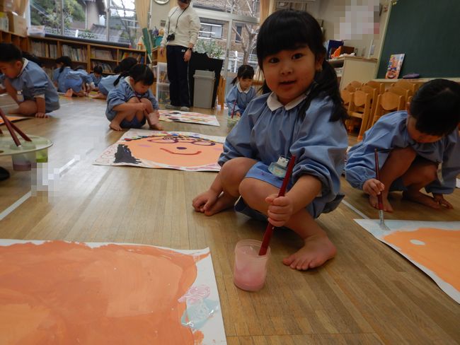 絵の具を塗る子ども