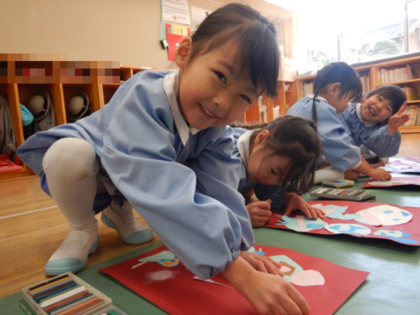 コンテで絵を書く子ども達