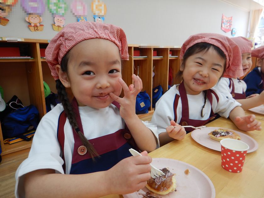 遠足ごっこを楽しむ園児