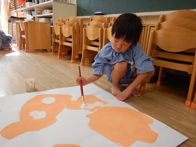作品展の絵を描く園児