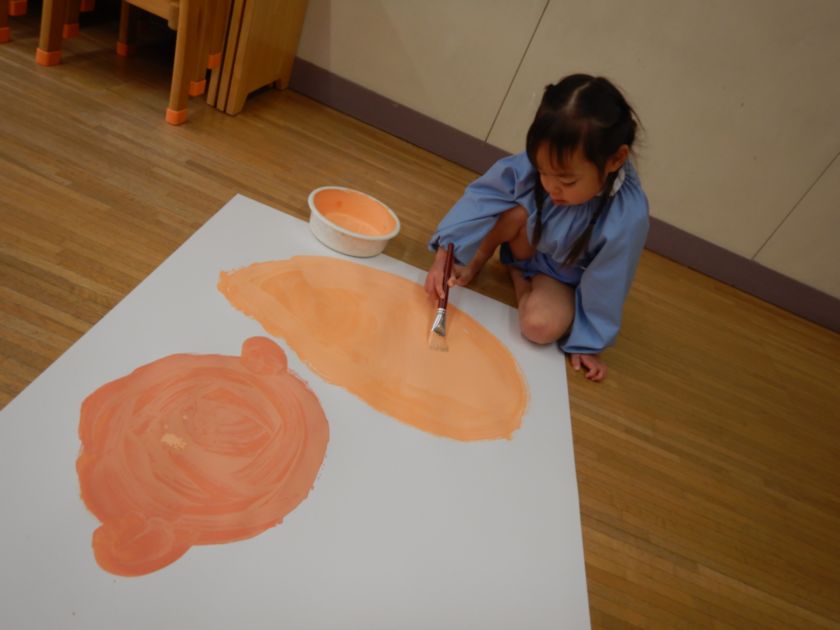 全紙に顔を描く子ども