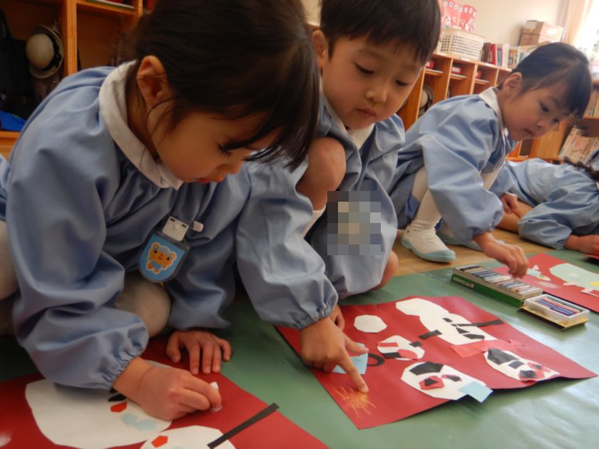 コンテで絵を書く子ども達