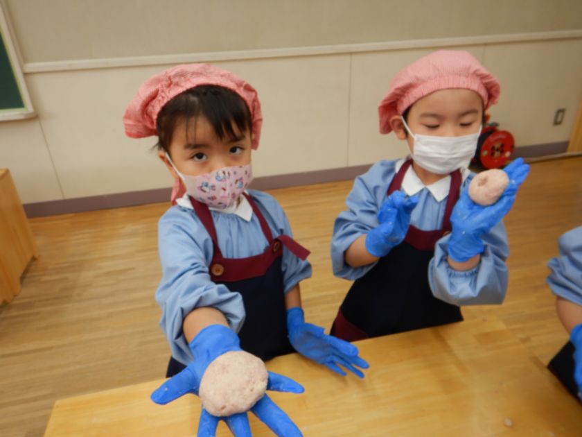 ハンバーグを作る子ども
