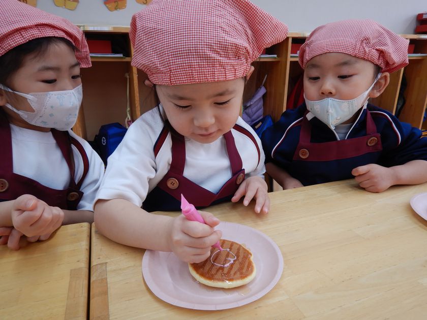 遠足ごっこを楽しむ園児