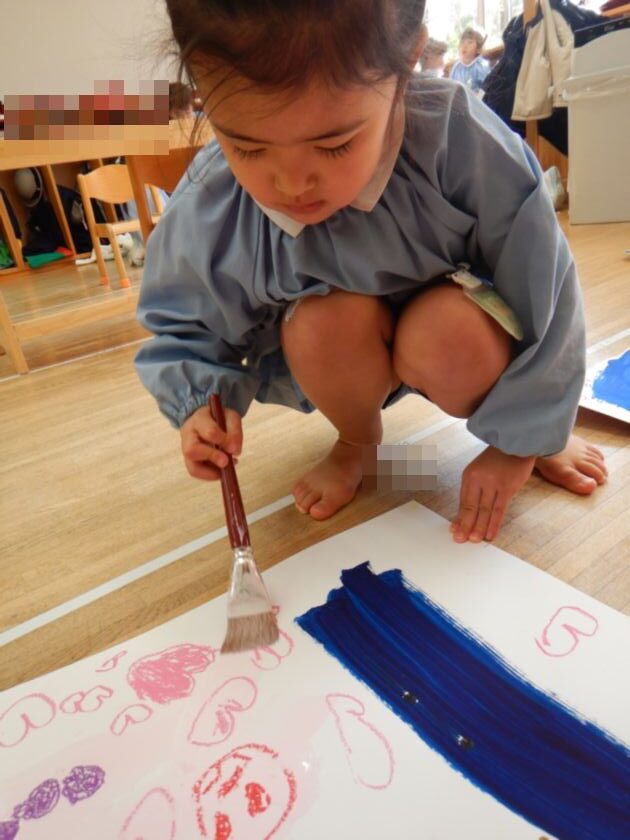 絵の具を塗る子ども