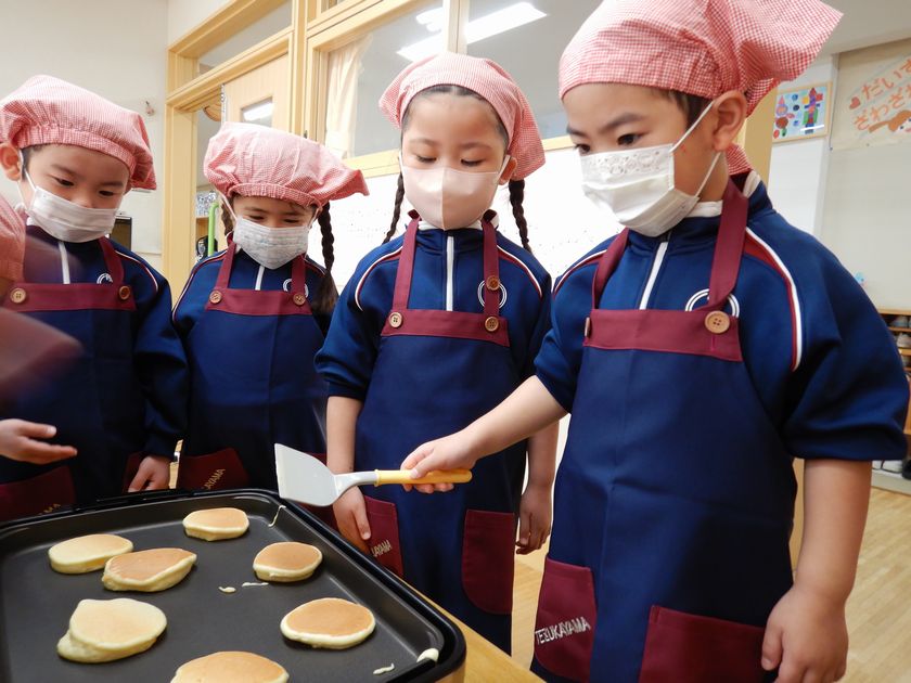 遠足ごっこを楽しむ園児