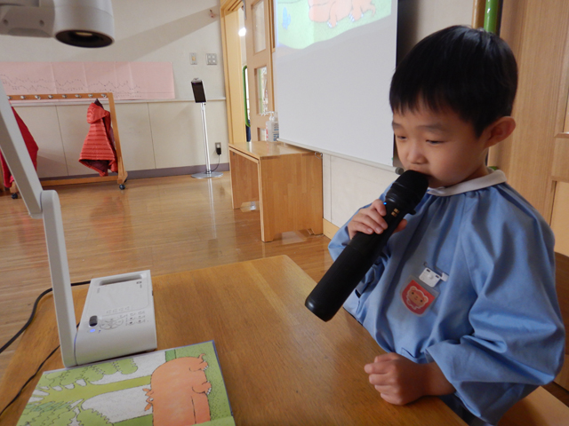 絵本の読み聞かせ