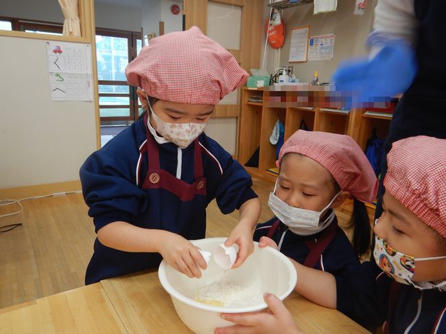 遠足ごっこを楽しむ園児