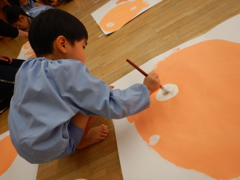 作品展の絵を描く園児