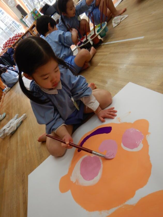 作品展の絵を描く園児