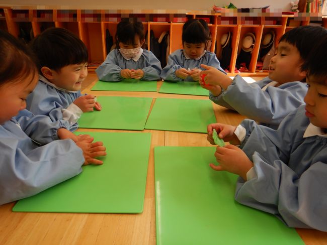 みつろう粘土を楽しむ年少児